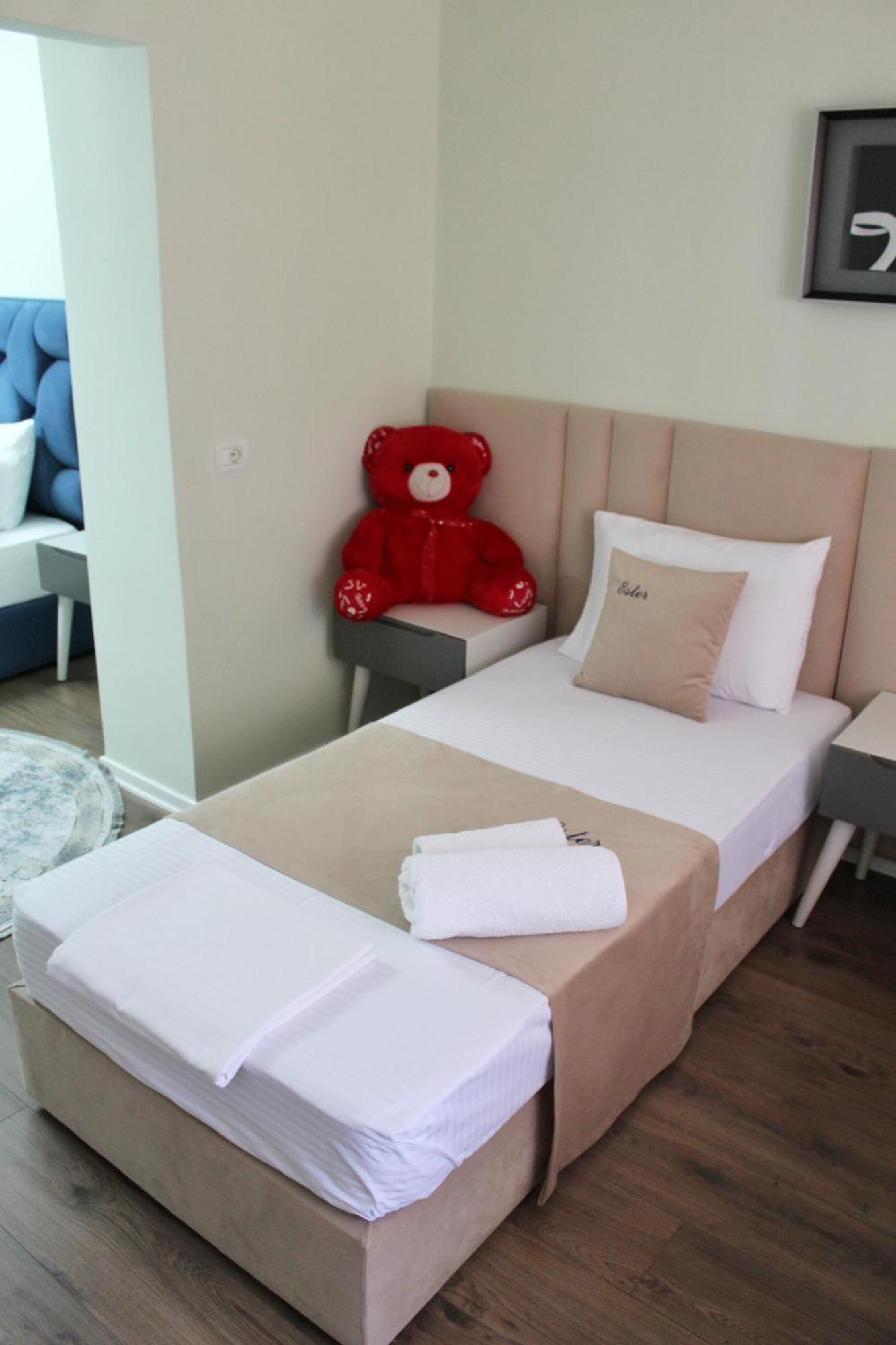 Essy'S Apartment Korce Luaran gambar